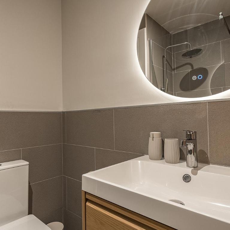 Camp Nou Grand Apartment - Four-Bedroom Luxury Apartment - 19