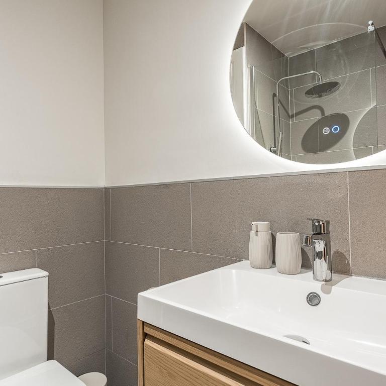 Camp Nou Grand Apartment - Four-Bedroom Luxury Apartment - 20