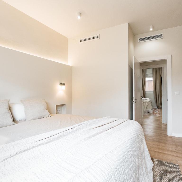 Camp Nou Grand Apartment - Four-Bedroom Luxury Apartment - 22