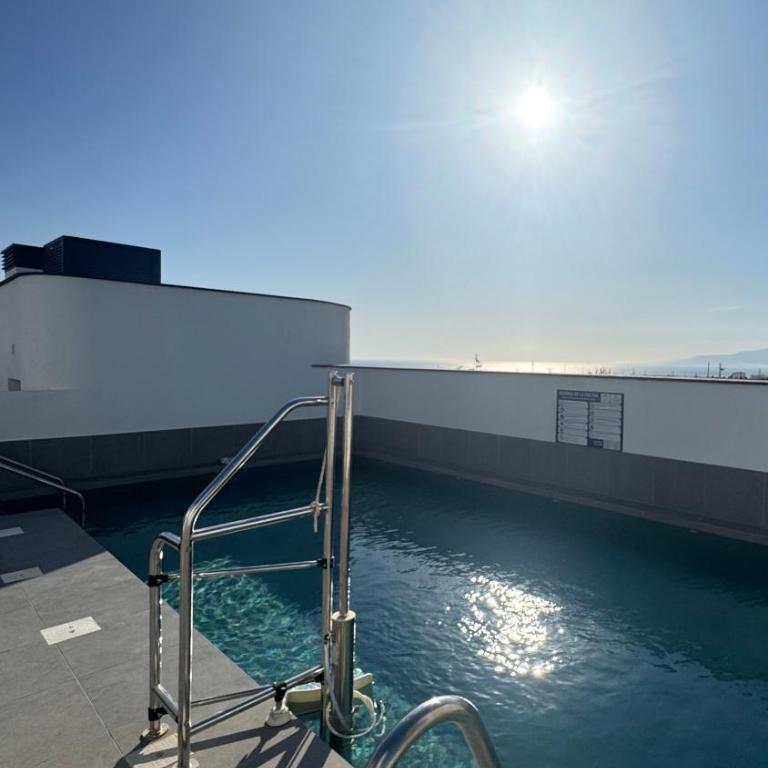 Ático luminoso con 2 terrazas, piscina y parking a 3 min de la playa - Apartamento de 2 dormitorios con terraza - 1