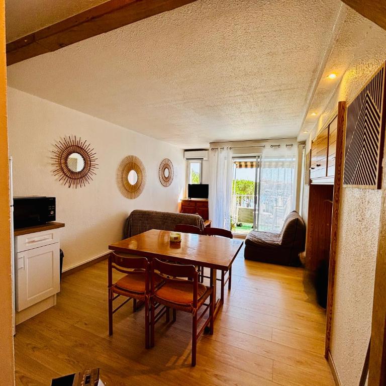 Esprit vacances,Piscine,Vue sur le Port,Parking privé,Commerces et restaurants - Appartement 1 Chambre - 9