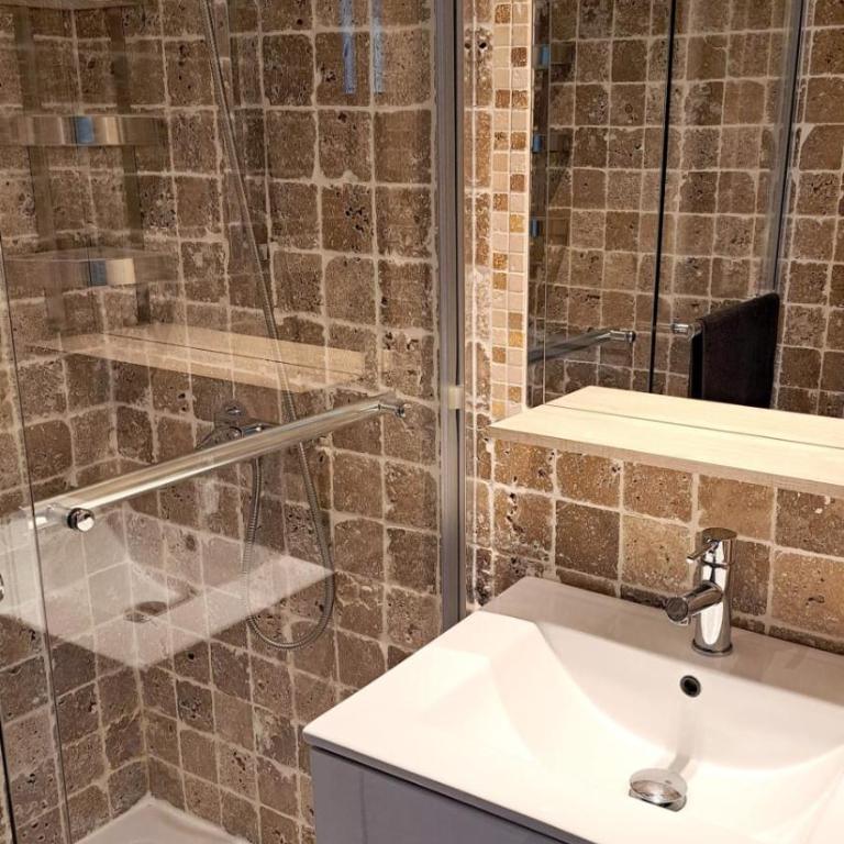 40m AC Studio with Balcony & Parking - Apartment - 7