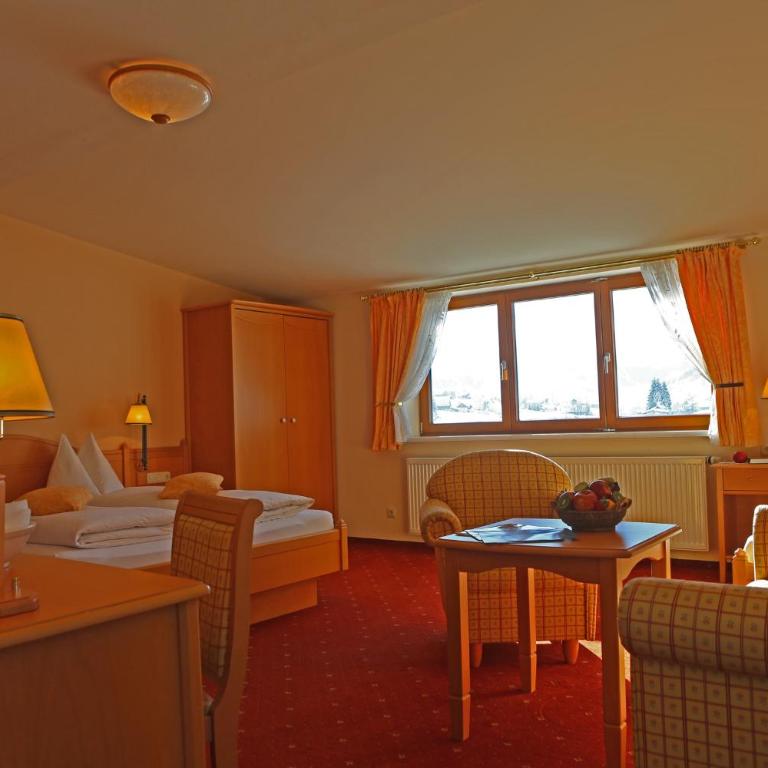 Hotel - Restaurant Gosauerhof - Familienzimmer mit Bergblick - 1