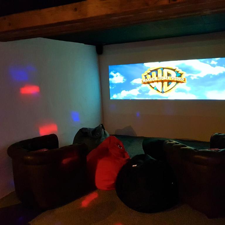 Slope-Side Chalet w/Jacuzzi, Home Cinema, for 16 Guests - Chalet - 10