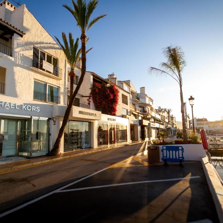 MARBELLA BANUS SUITES - Banús - Nueva Andalucía - Spacious 3BR - 2BA - Large Outdoor Terrace - Mountain Views - Pool - Covered Parking - Steps from Marbella Arena & La Sala - Ideal for Families - Apartamento de 3 dormitorios con vistas a las montañas - 42