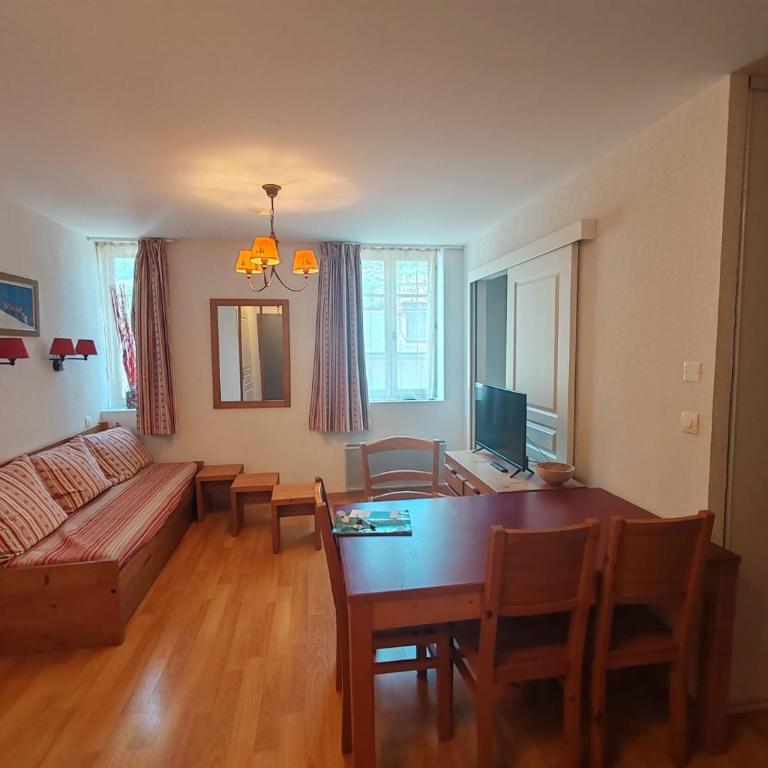 T2 HYPER CENTRE LUCHON AVEC ASCENSEUR 2 A 6 pers - Two-Bedroom Apartment - 1