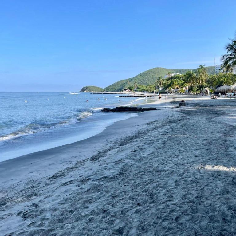 Infinity pool beach view - One-Bedroom Apartment - 24