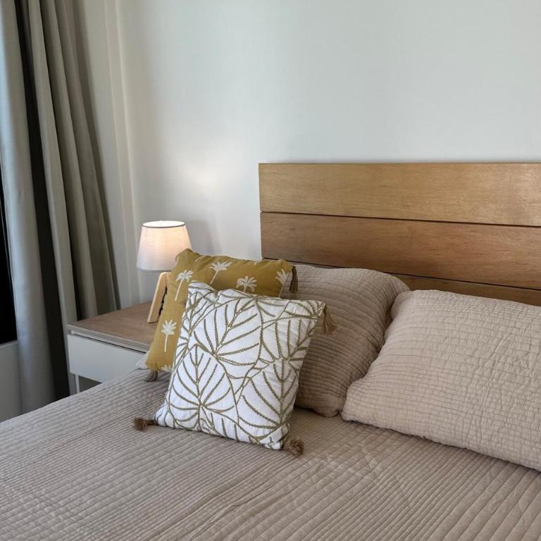 Private Room in Seafront House - Queen Room with Pool View - 20
