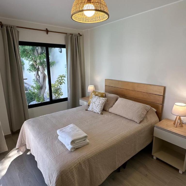 Private Room in Seafront House - Queen Room with Pool View - 23