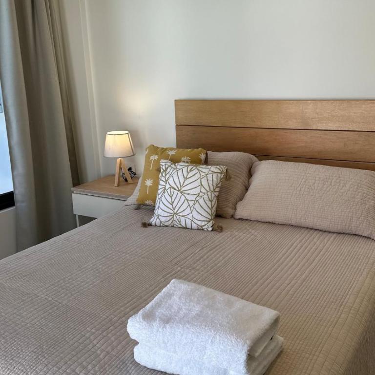 Private Room in Seafront House - Queen Room with Pool View - 25