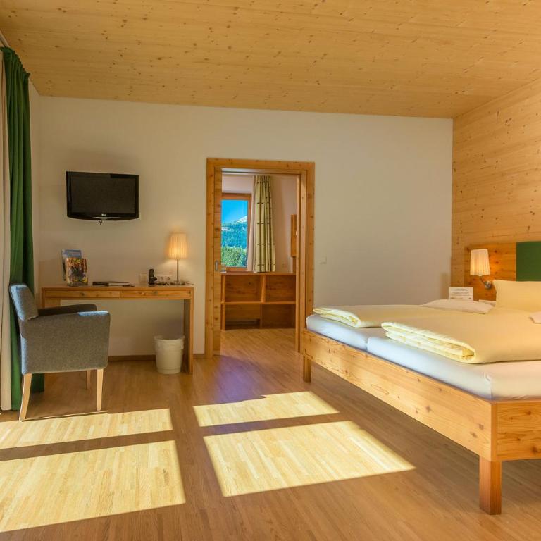 Familienhotel Kreuzwirt - Familienzimmer mit Balkon - 4