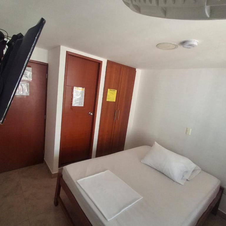 Posada El Carro Amarillo SAS - Habitación Doble con baño privado - 1 o 2 camas - 3