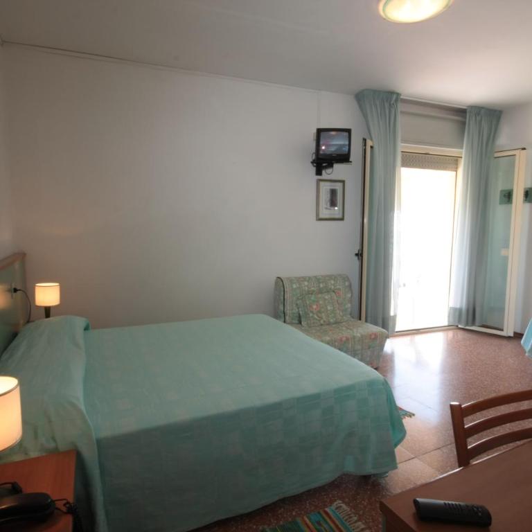 Hotel Janeiro Frontemare - Camera Matrimoniale con Balcone e Vista Mare Laterale - 1