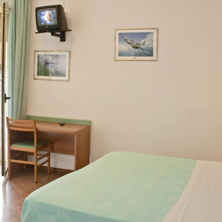 Hotel Janeiro Frontemare - Camera Matrimoniale con Balcone e Vista Mare Laterale - 2