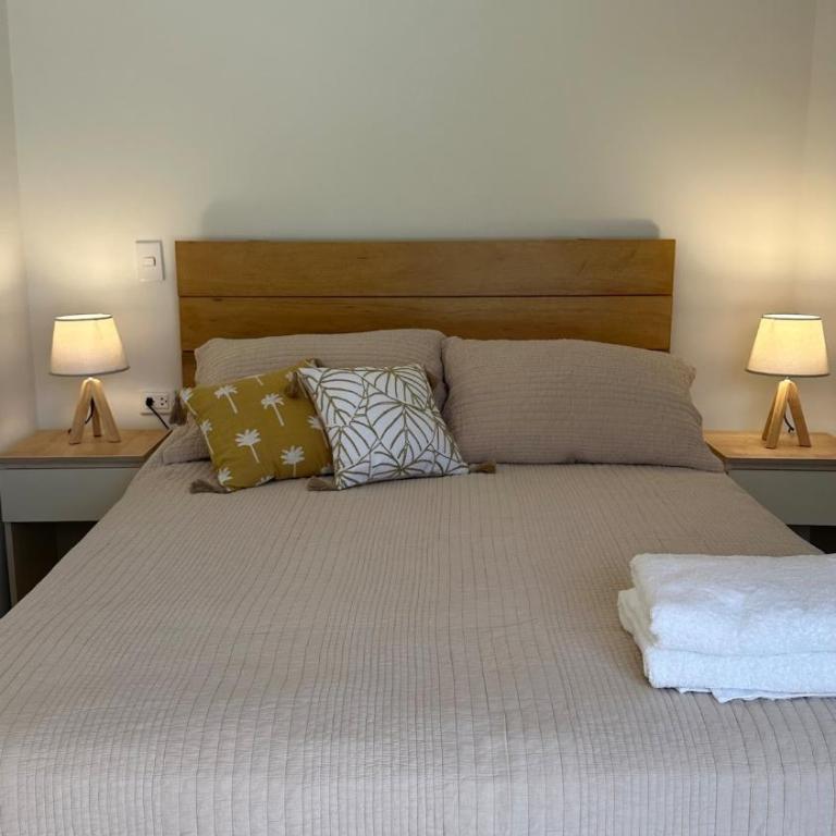 Private Room in Seafront House - Queen Room with Pool View - 15