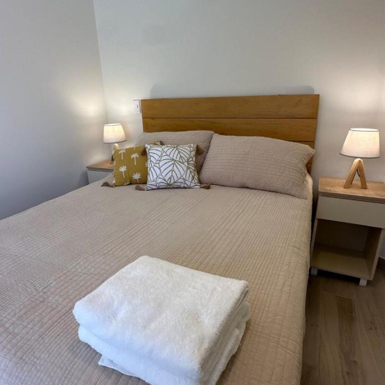 Private Room in Seafront House - Queen Room with Pool View - 10