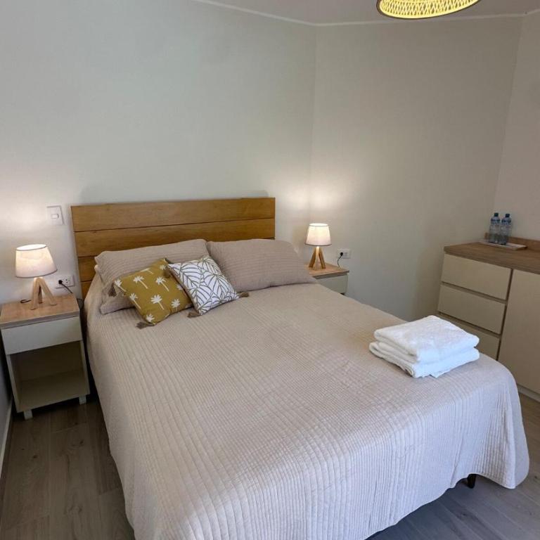 Private Room in Seafront House - Queen Room with Pool View - 9