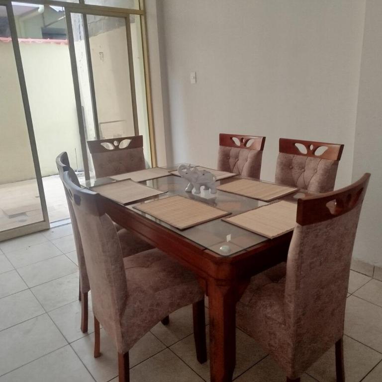 Alquiler de casa de 02 pisos - Three-Bedroom House - 3