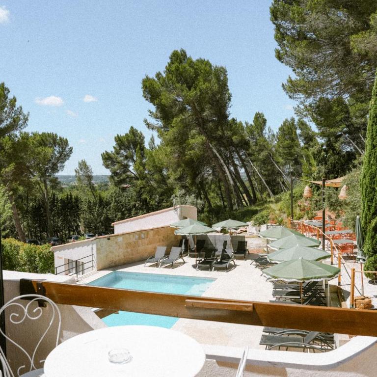 Domaine de l'Oustalia - Chambre Triple Supérieure avec Vue sur la Piscine - 4