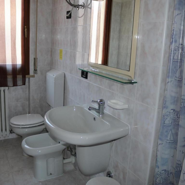 Holiday apartment near the lake, shared swimming pool - Two-Bedroom Holiday Home - 3