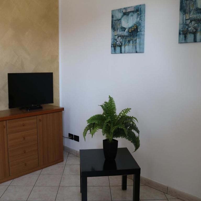 Holiday apartment near the lake, shared swimming pool - Two-Bedroom Holiday Home - 6