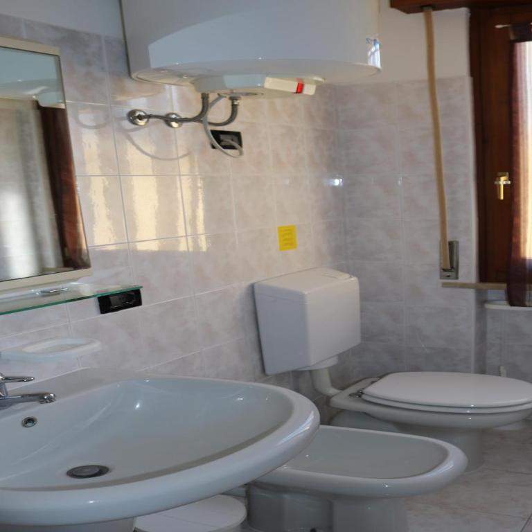 Holiday apartment near the lake, shared swimming pool - Two-Bedroom Holiday Home - 13