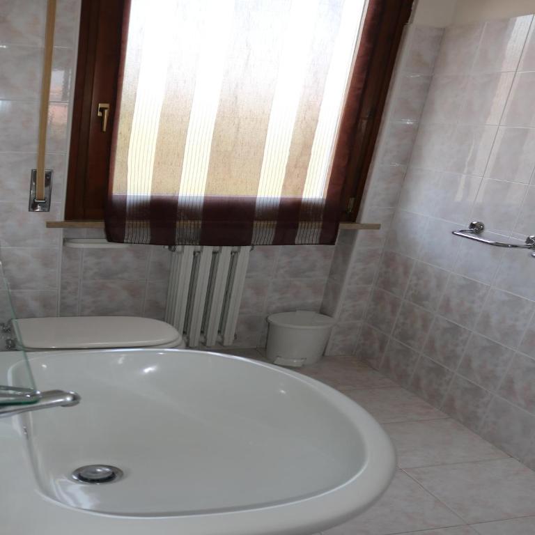 Holiday apartment near the lake, shared swimming pool - Two-Bedroom Holiday Home - 16