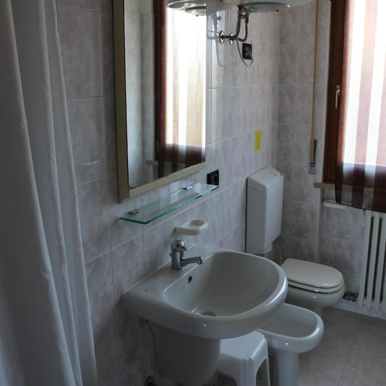 Holiday apartment near the lake, shared swimming pool - Two-Bedroom Holiday Home - 19