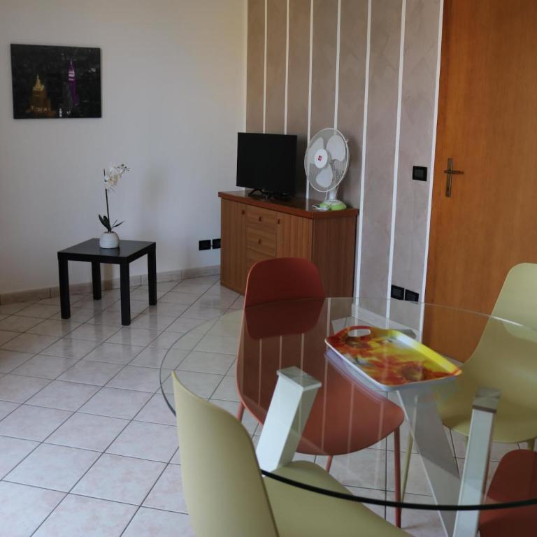Holiday apartment near the lake, shared swimming pool - Two-Bedroom Holiday Home - 22