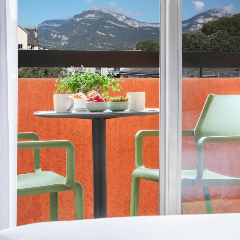 Kyriad Chambéry Centre - Hôtel et Résidence - Chambre Standard - 1 Lit Double - Balcon - 4
