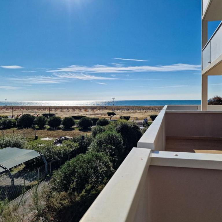 Enjoy our colourful flat with side sea view - Apartamento - 10