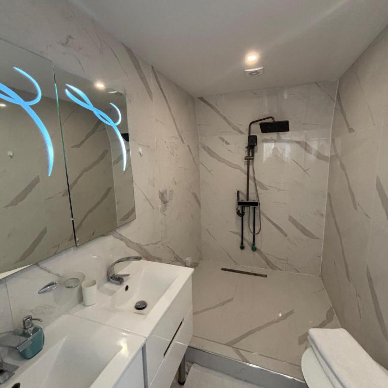 The Square Republic Apts - Deluks Apartman sa 3 Spavaće Sobe - 15