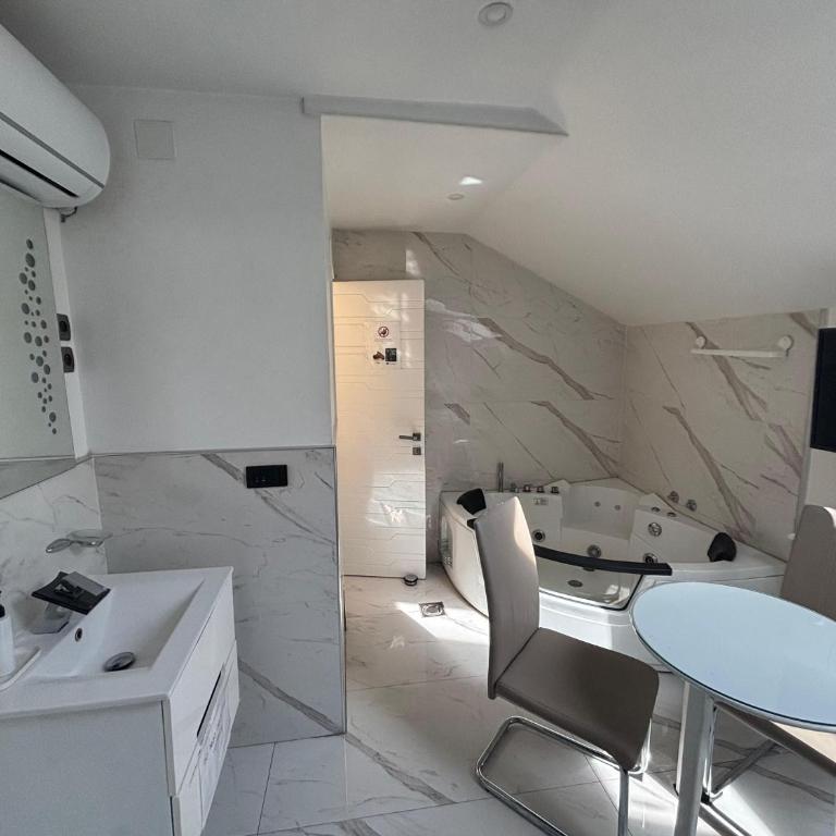 The Square Republic Apts - Deluks Apartman sa 3 Spavaće Sobe - 24