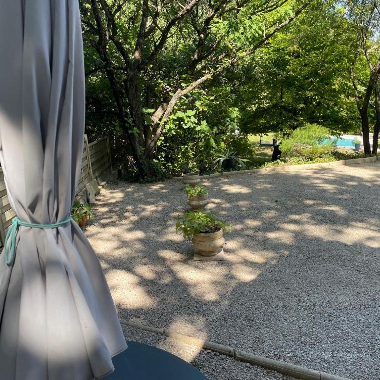 Studio indépendant dans propriété campagne Aixoise terrasse et piscine période estivale - Studio - 25