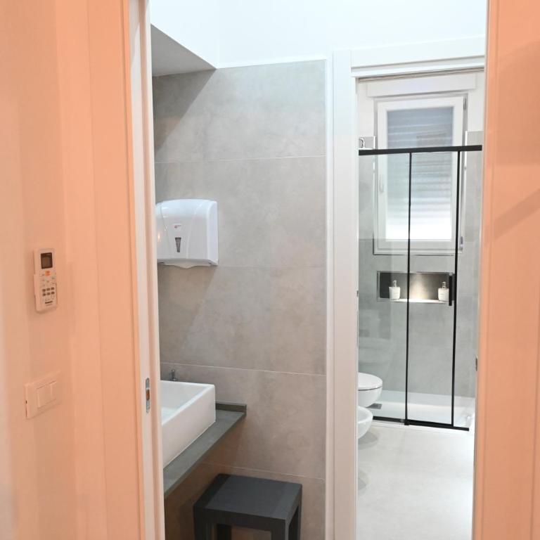 Brindisi Airport Rooms - Camera Familiare con Bagno Privato - 5