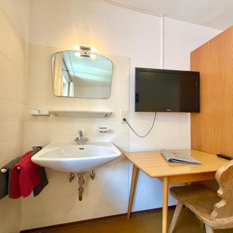 Landhaus Spielmannsau - Doppelzimmer mit Gemeinschaftsbad - 9