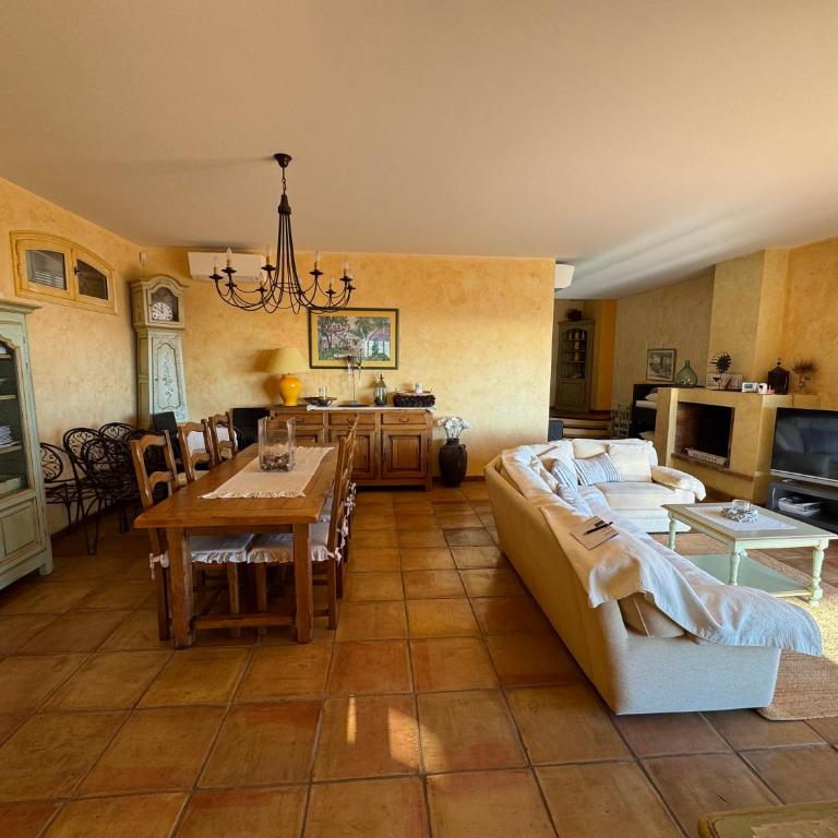 Beautiful villa with 180-degree sea views! - Villa - 11