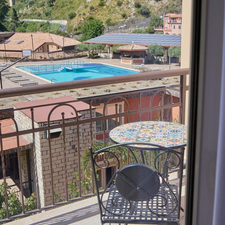 Quiete Taormina Naxos, Tapestry Collection By Hilton - Naxos Deluxe King Room with Terrace - 9