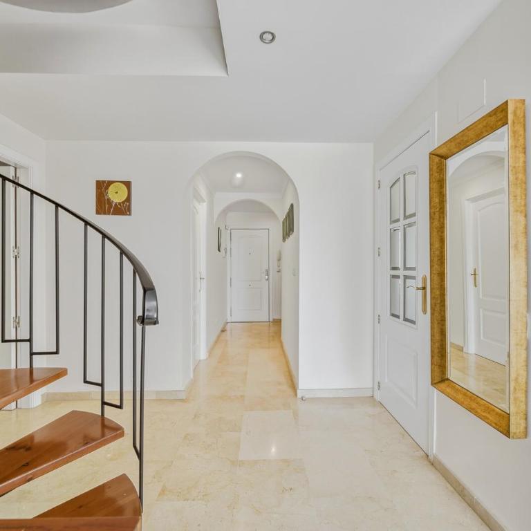 Spacious Penthouse in Elviria with 4 Pools and Large Terrace - Apartamento de 2 dormitorios - 3