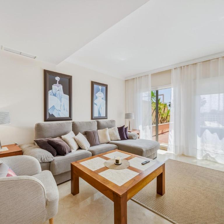 Spacious Penthouse in Elviria with 4 Pools and Large Terrace - Apartamento de 2 dormitorios - 12