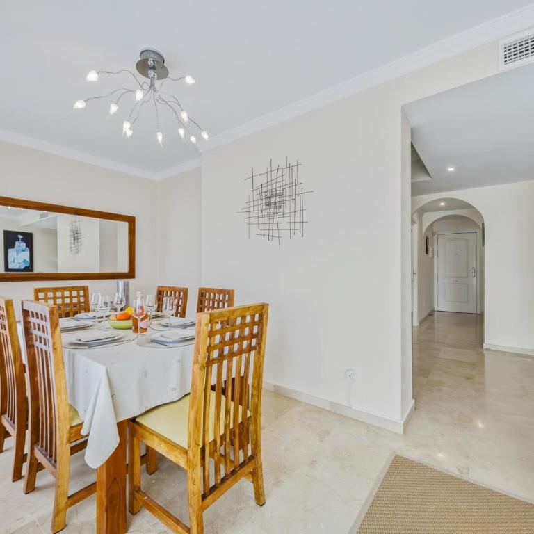 Spacious Penthouse in Elviria with 4 Pools and Large Terrace - Apartamento de 2 dormitorios - 4
