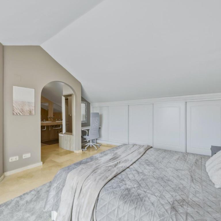 Spacious Penthouse in Elviria with 4 Pools and Large Terrace - Apartamento de 2 dormitorios - 9