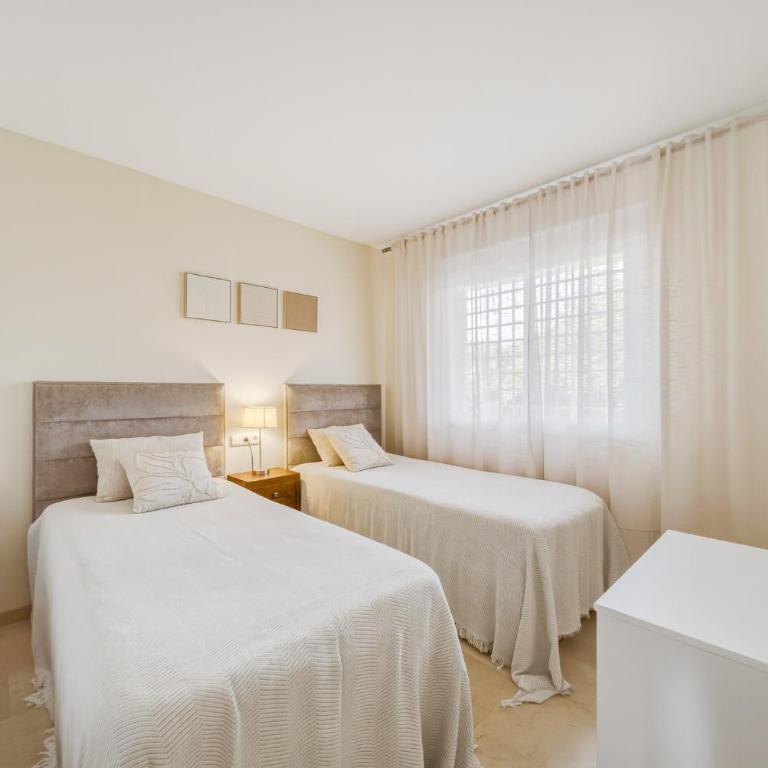 Spacious Penthouse in Elviria with 4 Pools and Large Terrace - Apartamento de 2 dormitorios - 8