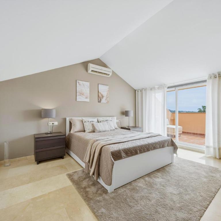 Spacious Penthouse in Elviria with 4 Pools and Large Terrace - Apartamento de 2 dormitorios - 7