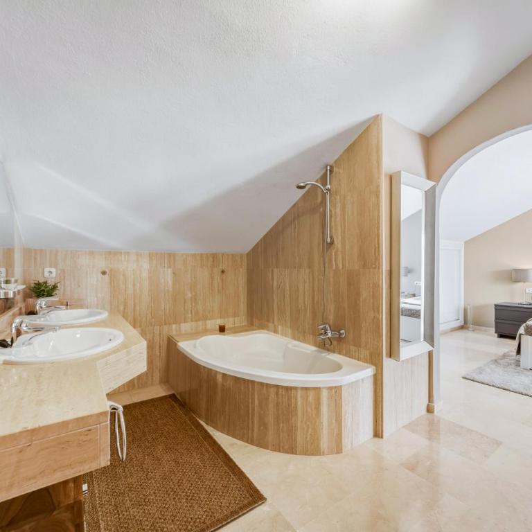 Spacious Penthouse in Elviria with 4 Pools and Large Terrace - Apartamento de 2 dormitorios - 13