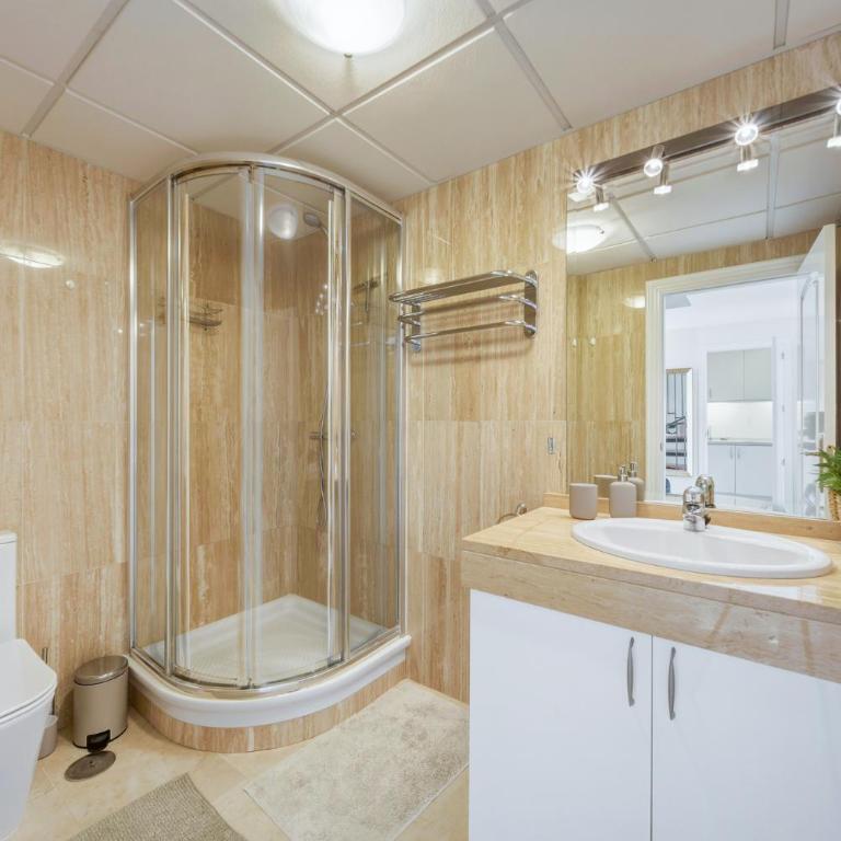 Spacious Penthouse in Elviria with 4 Pools and Large Terrace - Apartamento de 2 dormitorios - 15