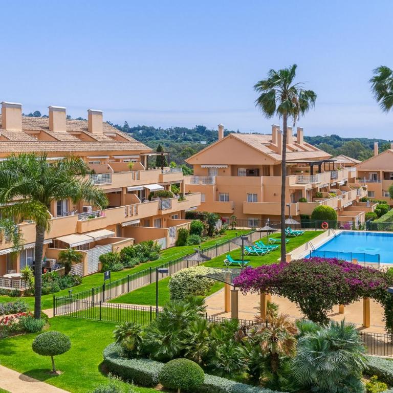 Spacious Penthouse in Elviria with 4 Pools and Large Terrace - Apartamento de 2 dormitorios - 1