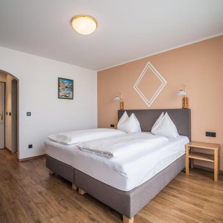 Gasthof zur Post - Double Room with Balcony - 10