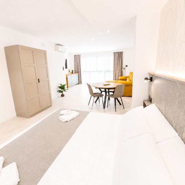 AH Rentals - Superior Double Room - 3