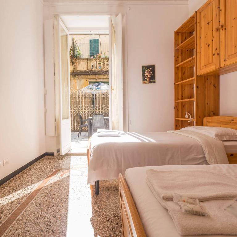 JOIVY Spacious 5-Bedroom Flat with Balcony in Central Genoa - Appartamento con 5 Camere da Letto - 15